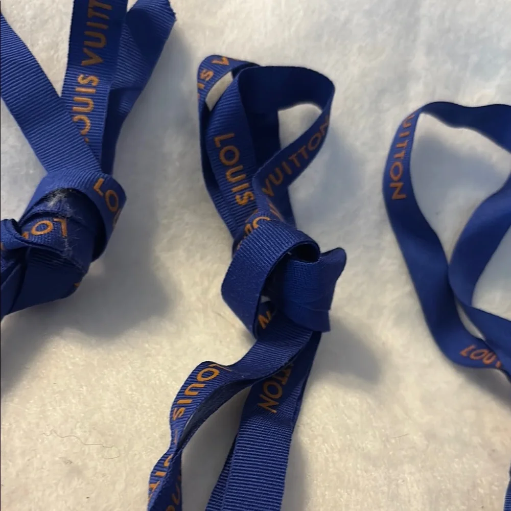 Louis Vuitton Blue Ribbon Set - Picture 4 of 8